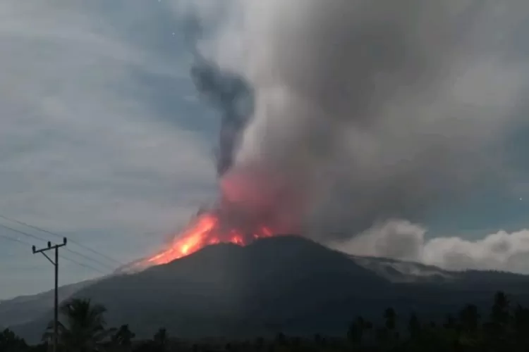 Gunung Lewotobi Meletus di Flores Agustus 2025: Dampak, Evakuasi, dan Respons Pemerintah