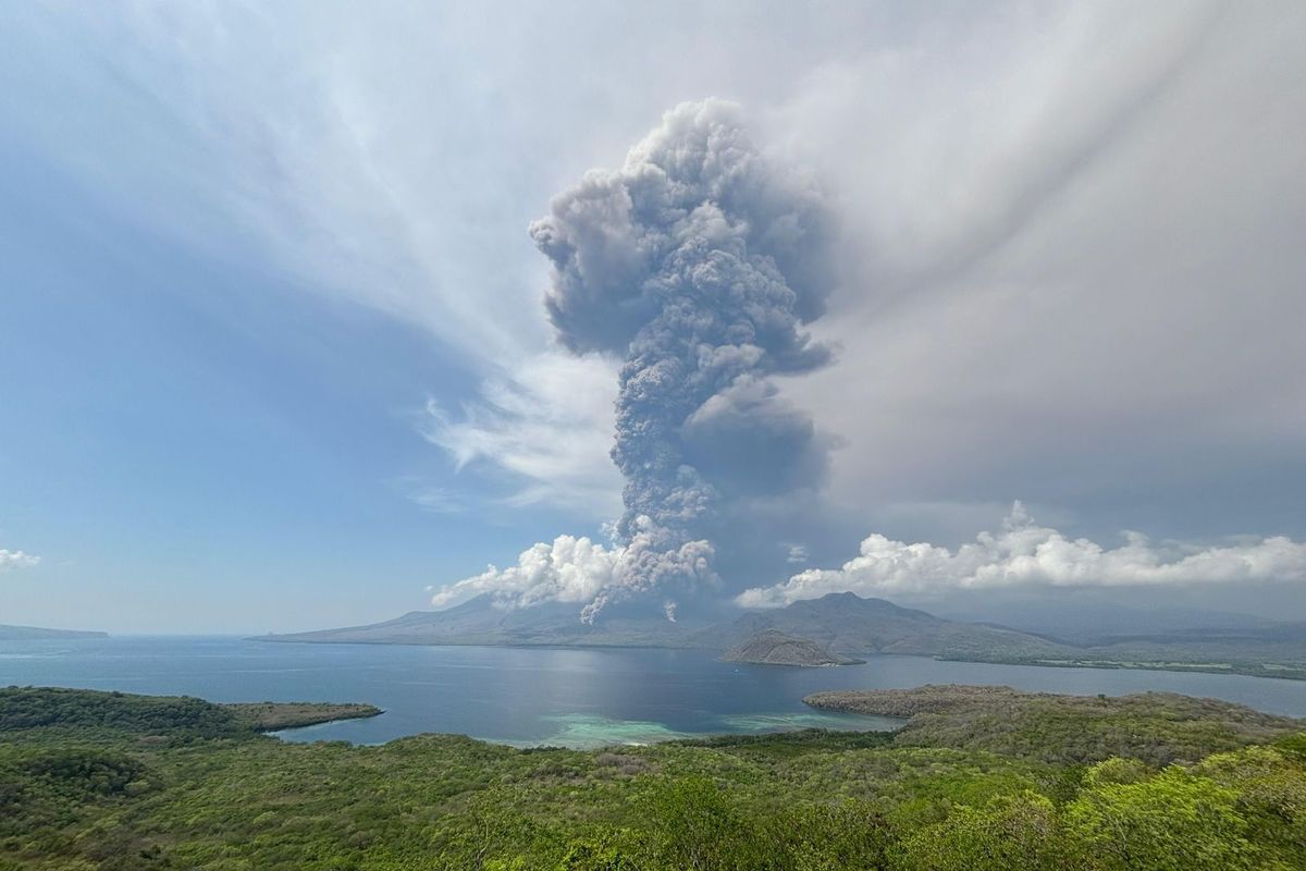 Erupsi Gunung Lewotobi 2025: Dampak pada Pariwisata dan Keamanan Perjalanan di NTT