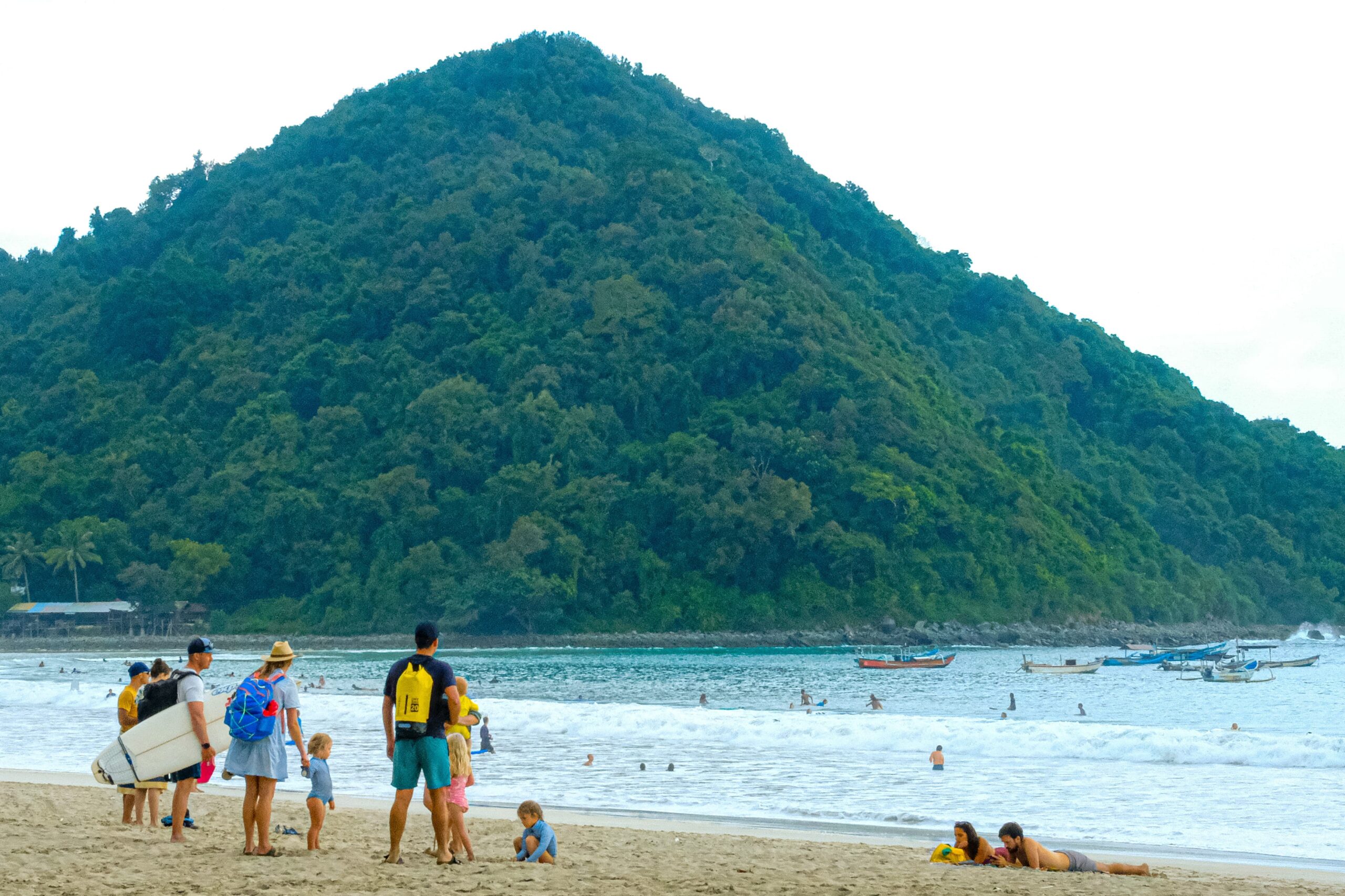 Wisata Nusantara 2025: Tren Baru, Destinasi Unggulan, dan Tantangan Keberlanjutan